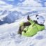 Homme à la montagne prenant une photo du paysage